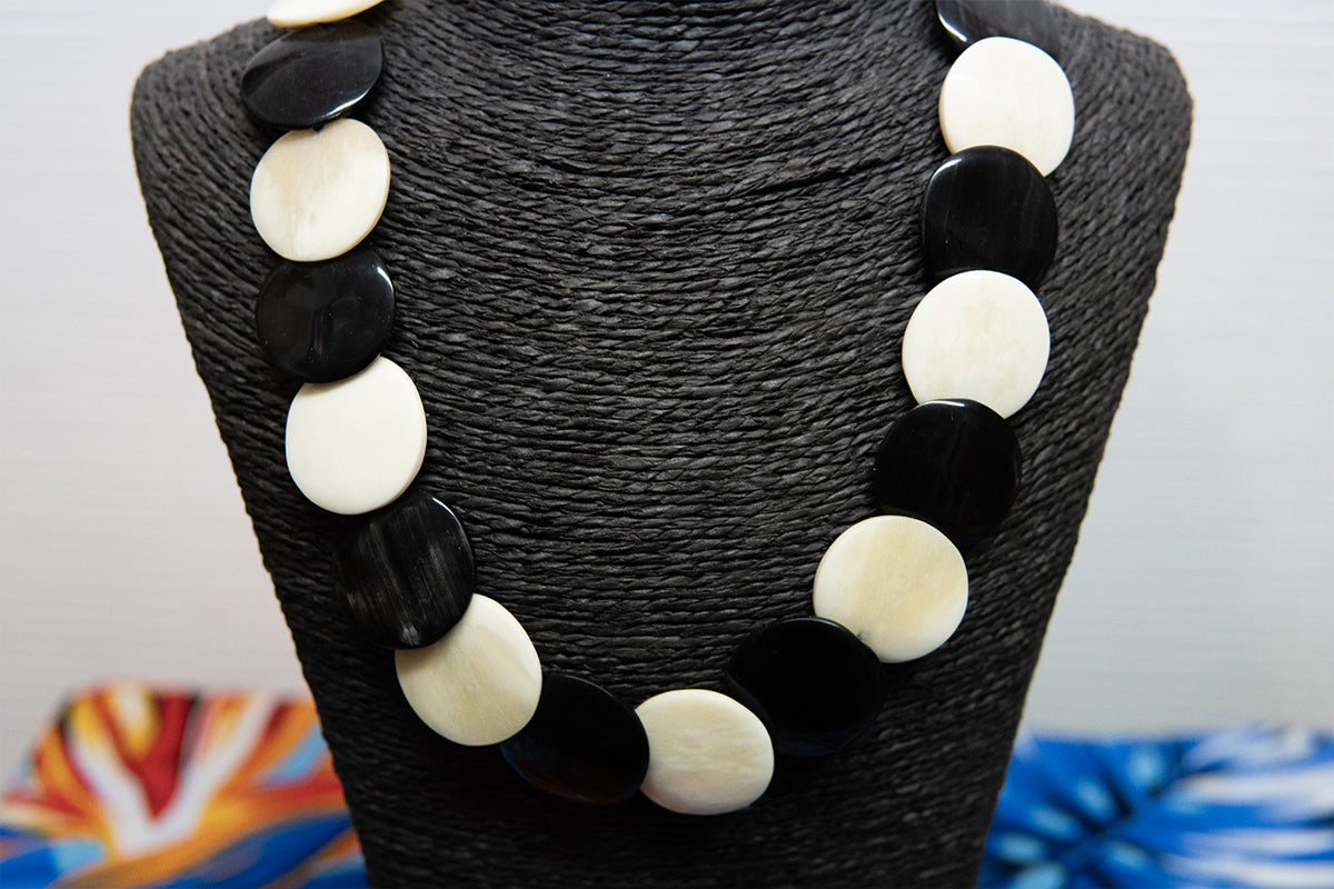 Collier noir et blanc • Rond plat noir et blanc • Corne de zébu de Madagascar