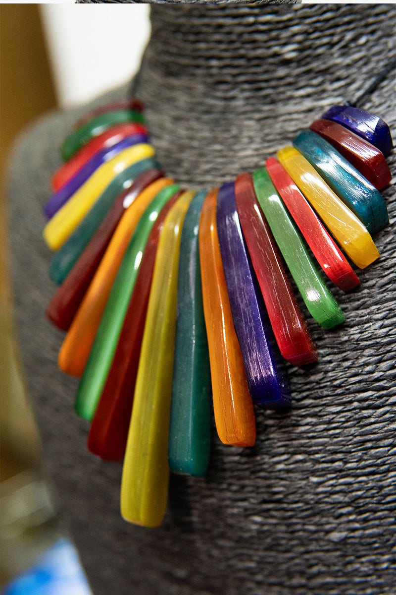 Collier teinté poudre végétale • Lames rectangulaires multicolores • Corne de zébu de Madagascar
