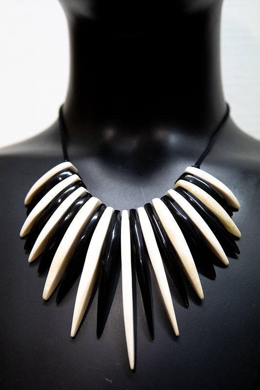 Collier noir et blanc • Lames pointues noir et blanc • Corne de zébu de Madagascar