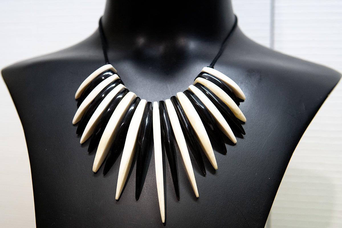 Collier noir et blanc • Lames pointues noir et blanc • Corne de zébu de Madagascar