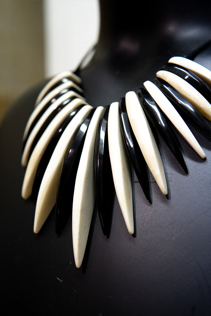 Collier noir et blanc • Lames pointues noir et blanc • Corne de zébu de Madagascar