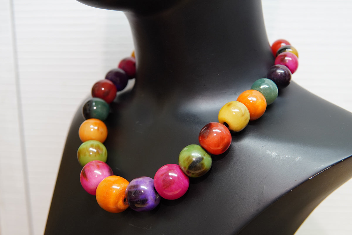 Collier teinté poudre végétale • Grandes boules multicolores • Corne de zébu de Madagascar