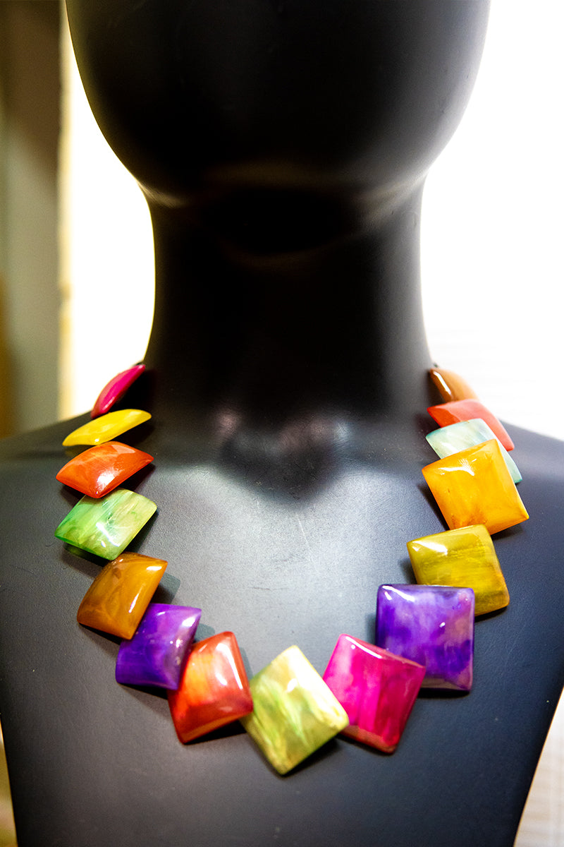 Collier teinté poudre végétale • Carrés multicolores • Corne de zébu de Madagascar