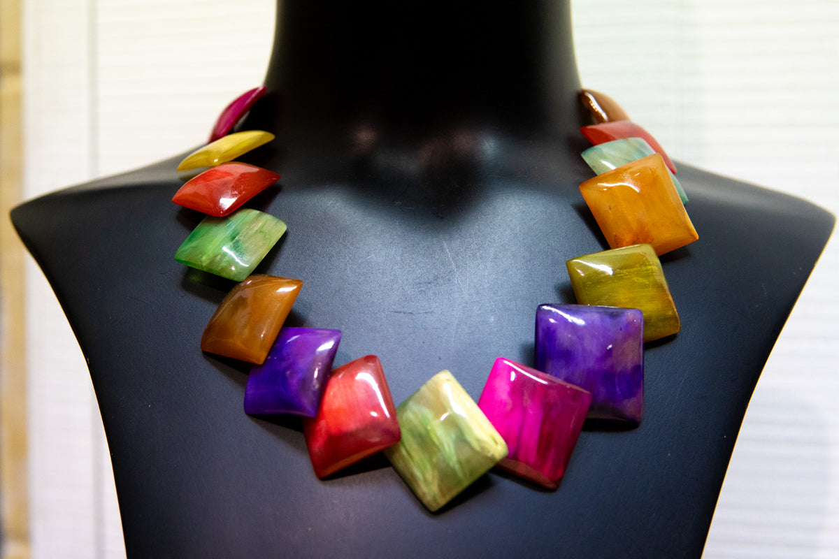 Collier teinté poudre végétale • Carrés multicolores • Corne de zébu de Madagascar