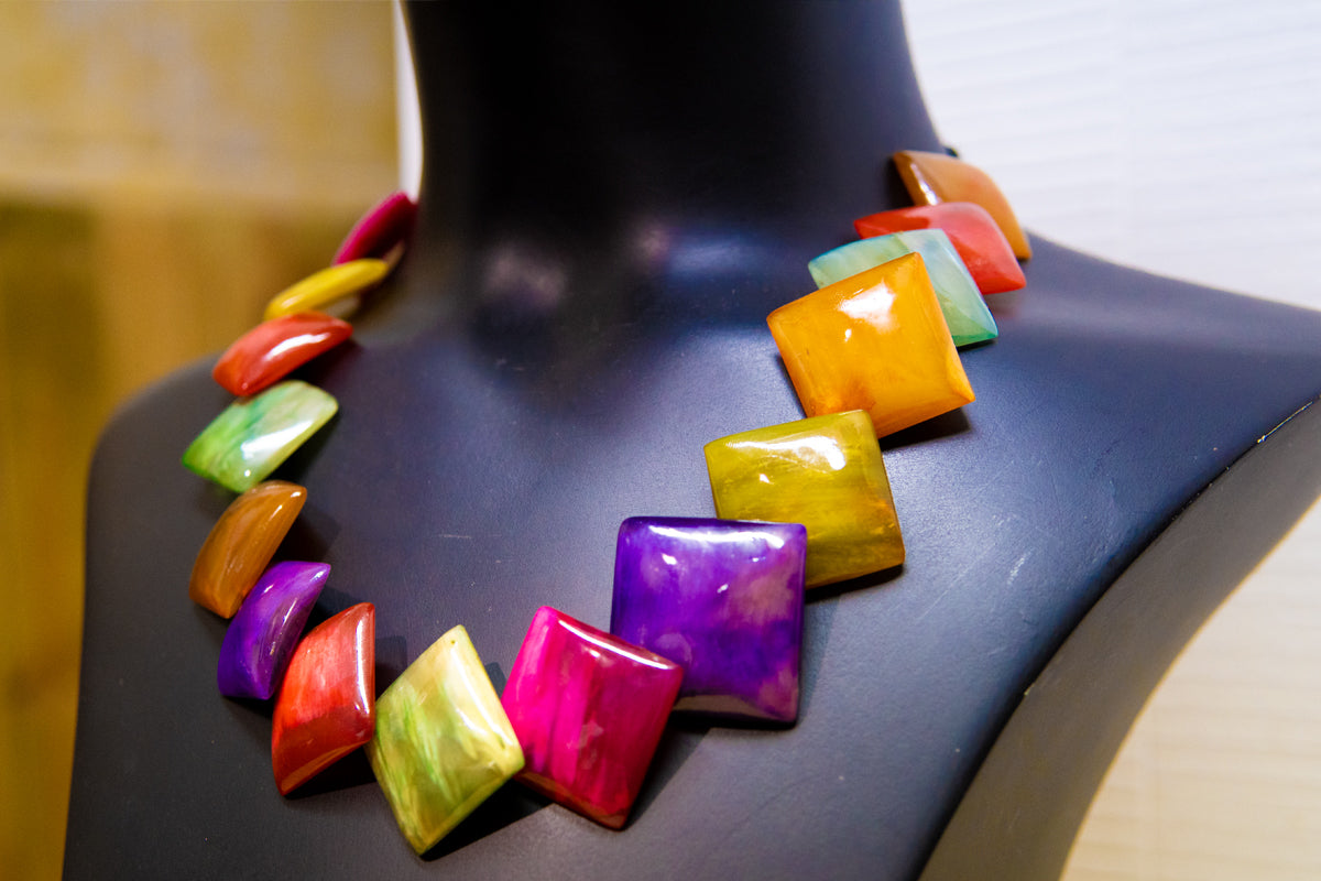 Collier teinté poudre végétale • Carrés multicolores • Corne de zébu de Madagascar