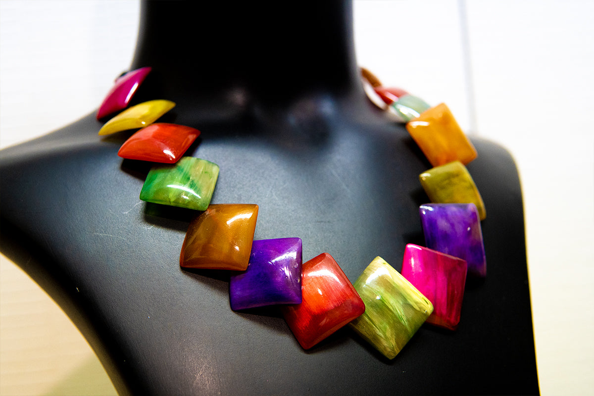 Collier teinté poudre végétale • Carrés multicolores • Corne de zébu de Madagascar