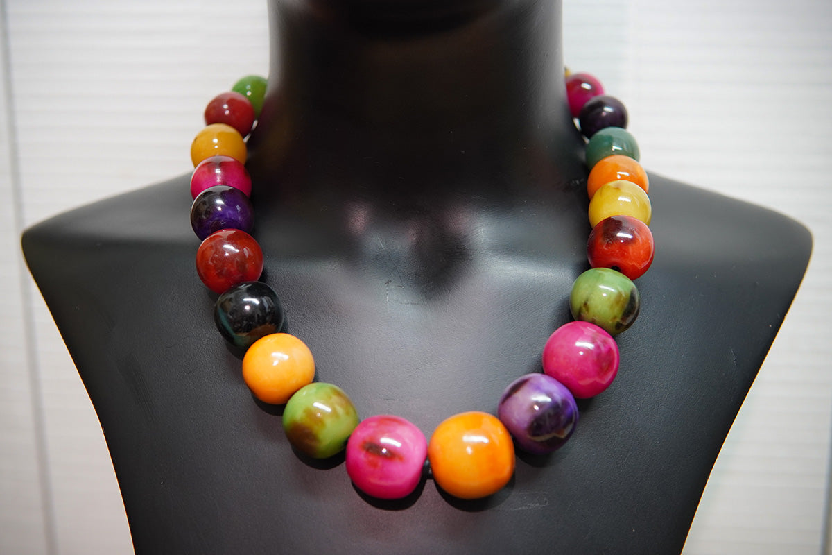 Collier teinté poudre végétale • Grandes boules multicolores • Corne de zébu de Madagascar