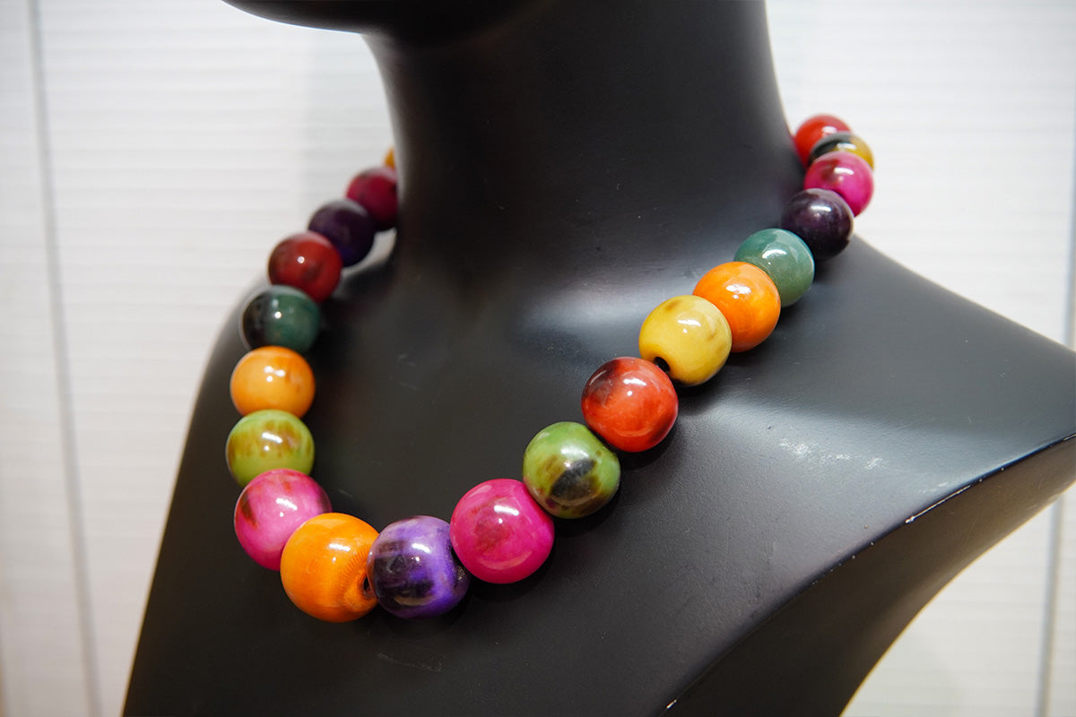 Collier teinté poudre végétale • Grandes boules multicolores • Corne de zébu de Madagascar