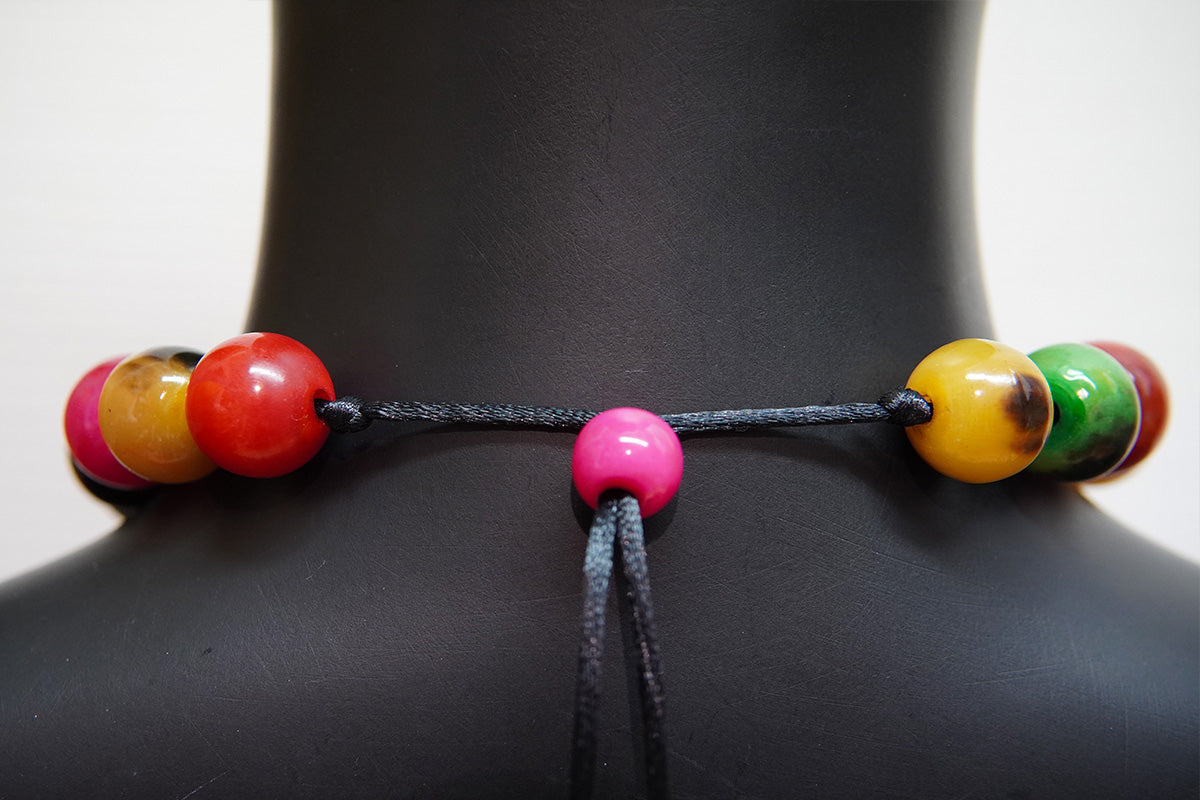 Collier teinté poudre végétale • Grandes boules multicolores • Corne de zébu de Madagascar