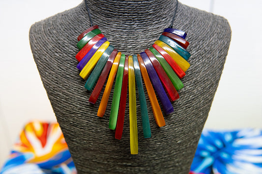 Collier teinté poudre végétale • Lames rectangulaires multicolores • Corne de zébu de Madagascar