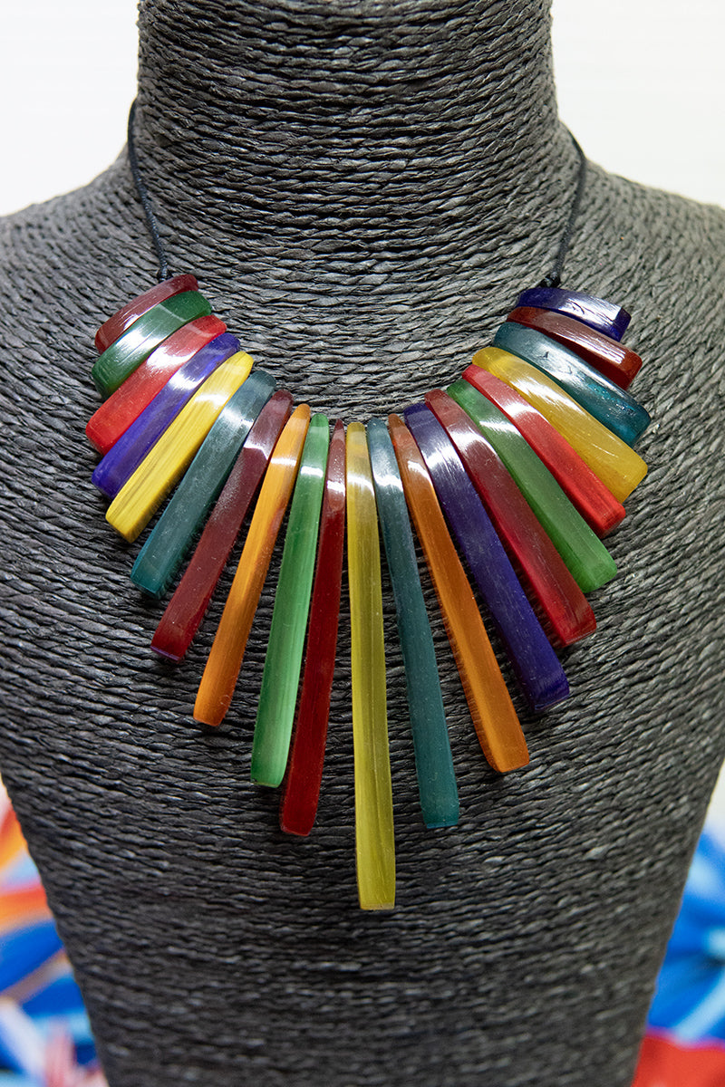 Collier teinté poudre végétale • Lames rectangulaires multicolores • Corne de zébu de Madagascar