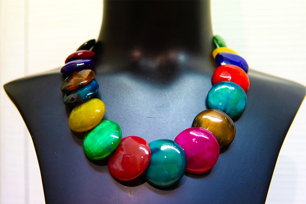 Collier teinté poudre végétale • Rond plat multicolore • Corne de zébu de Madagascar