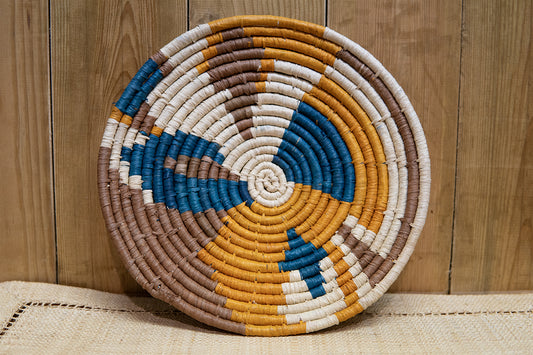 Corbeille marron, orange, bleu et beige