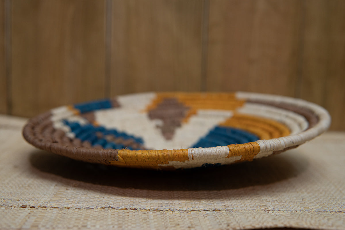 Corbeille marron, orange, bleu et beige