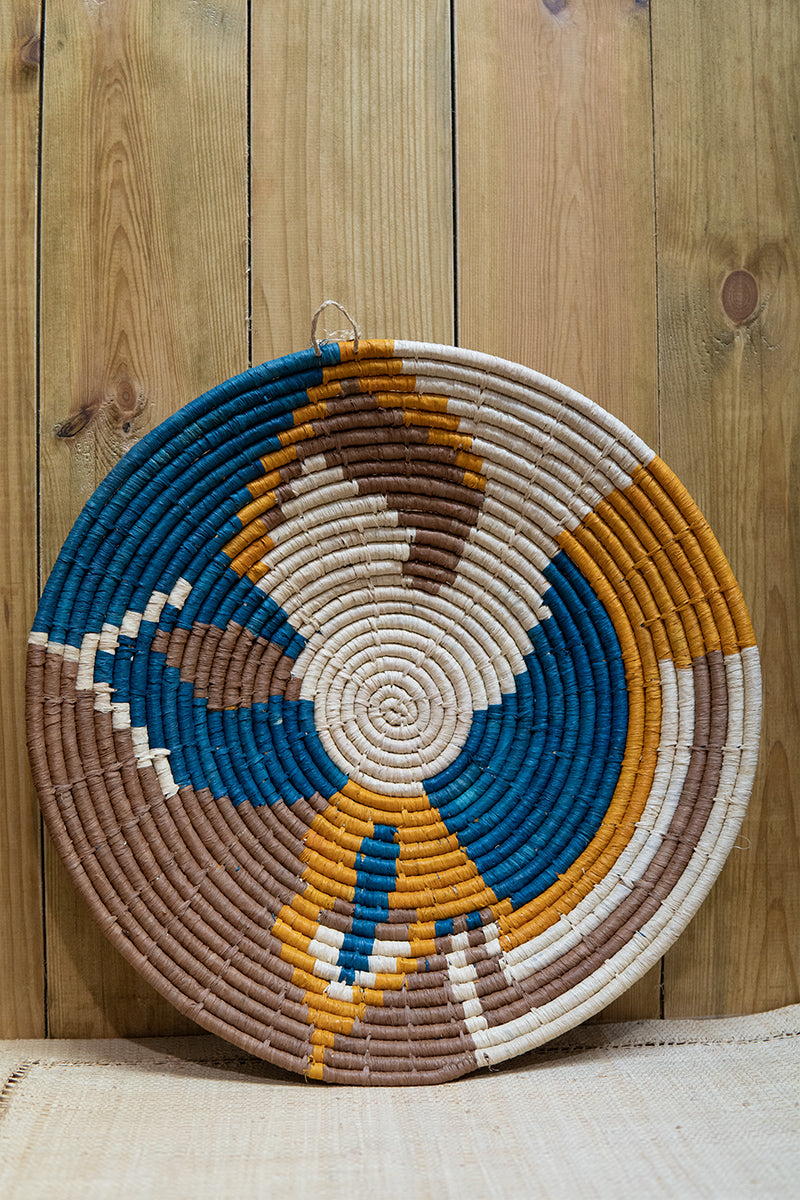 Corbeille marron, orange, bleu et beige