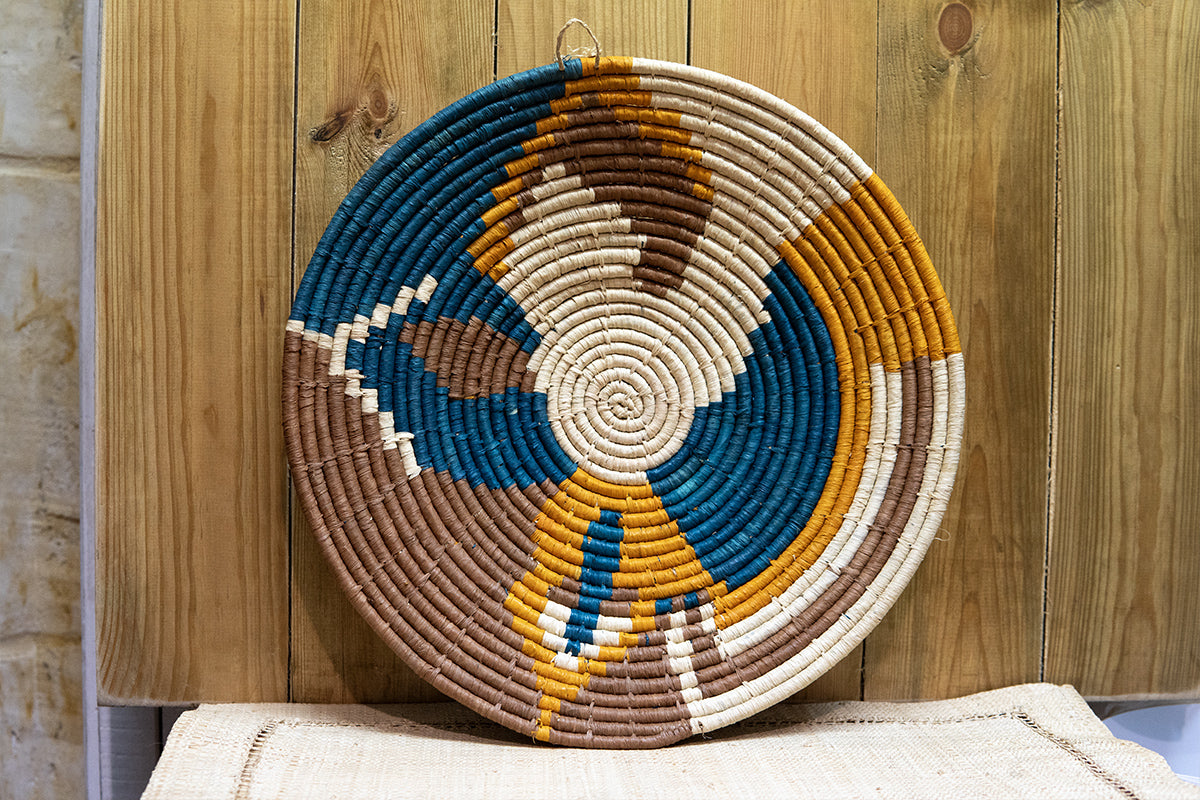 Corbeille marron, orange, bleu et beige
