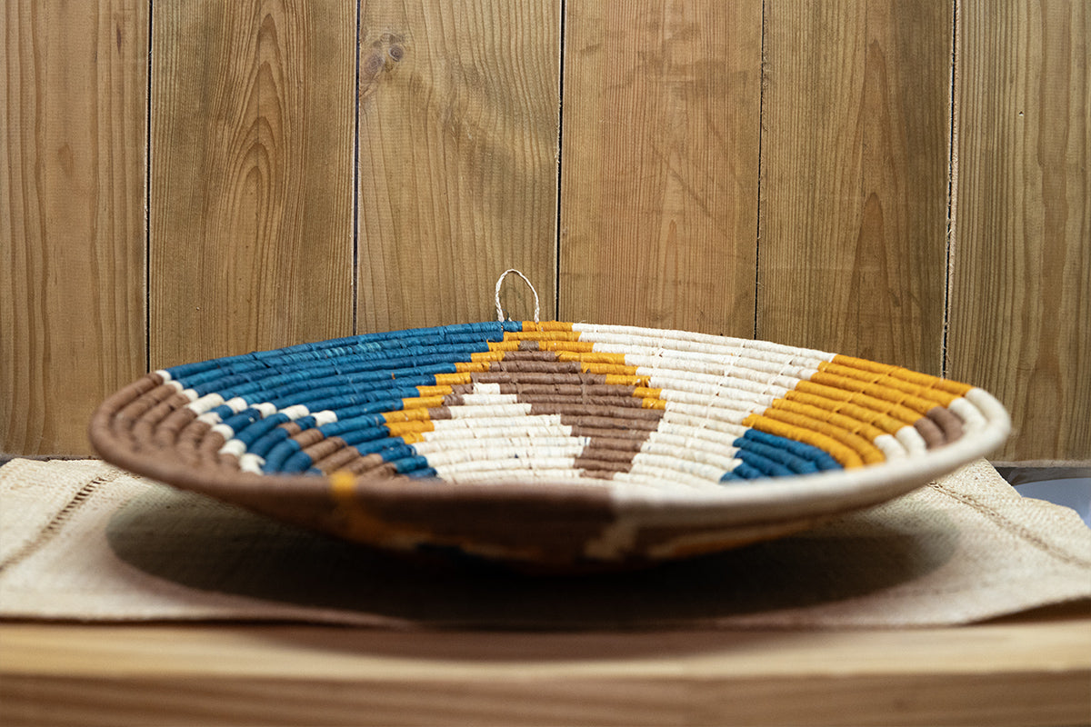 Corbeille marron, orange, bleu et beige