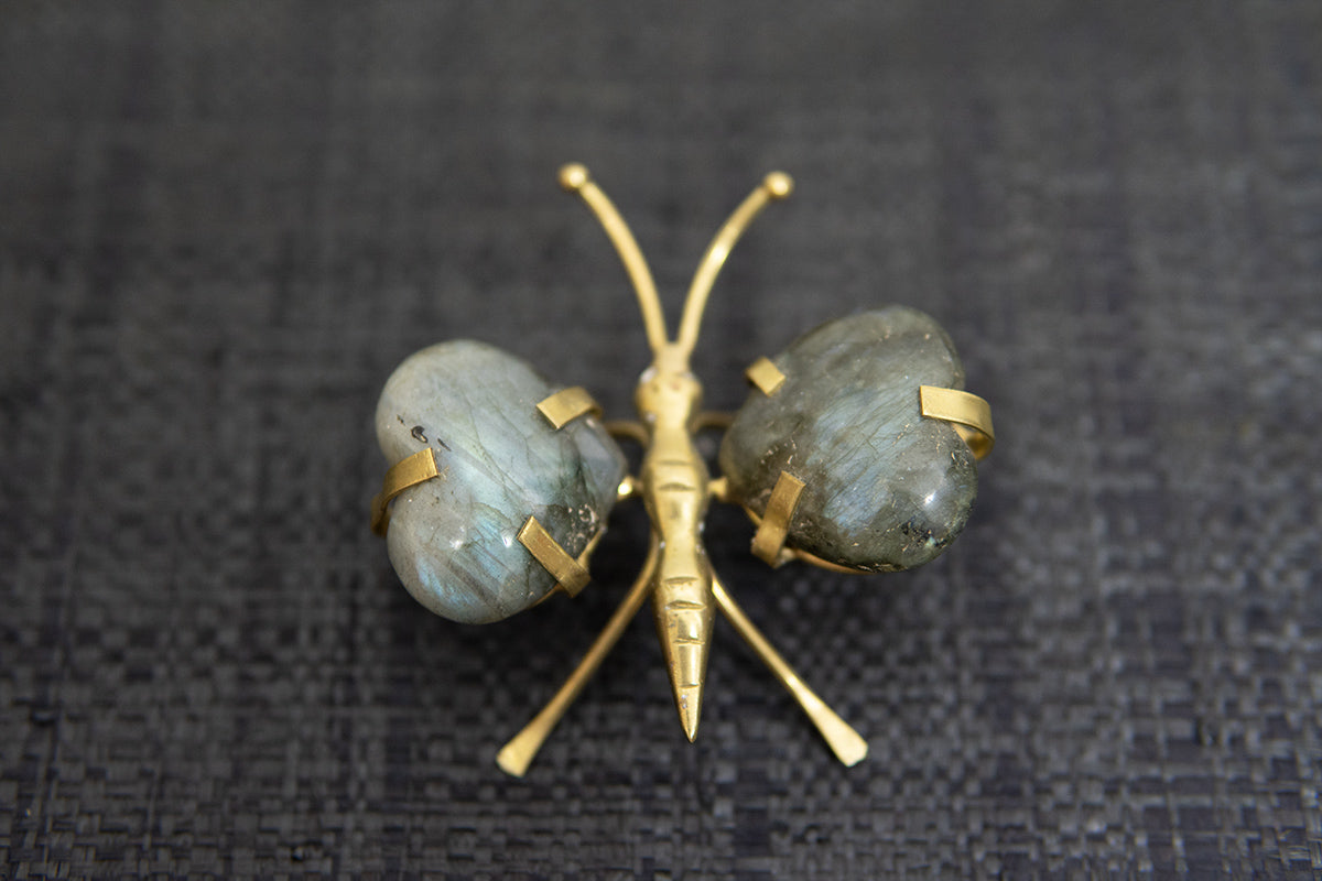 Papillon ailes coeurs labradorite support cuivre