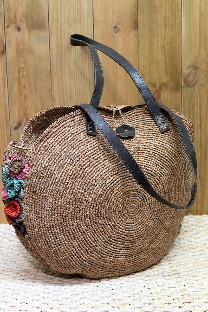 Sac à main rafia naturel, fleurs coté