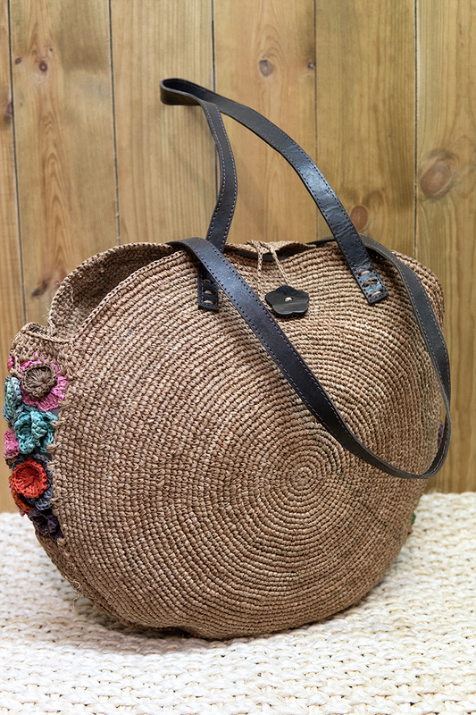 Sac à main rafia naturel, fleurs coté