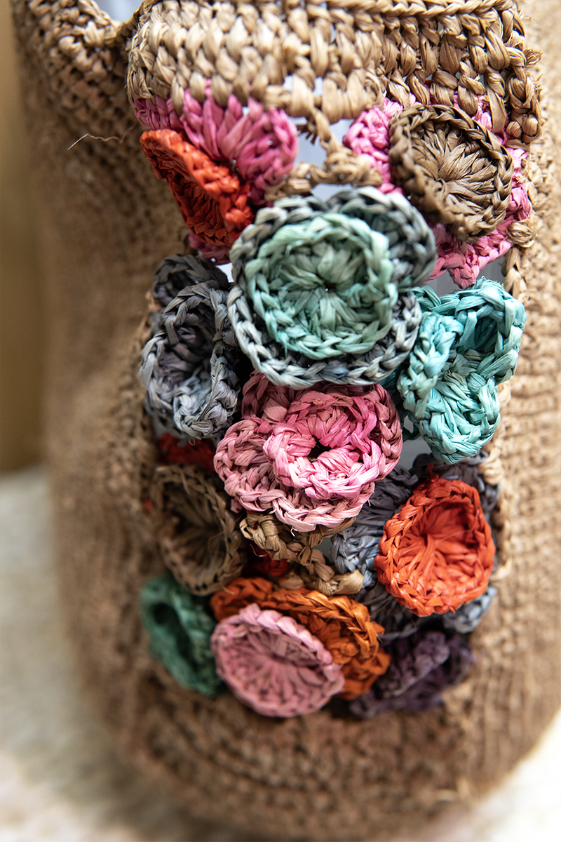 Sac à main rafia naturel, fleurs coté