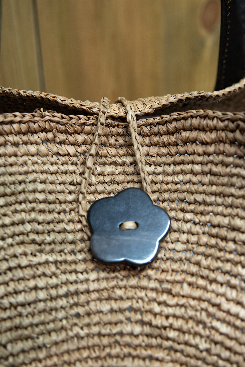 Sac à main rafia naturel, fleurs coté