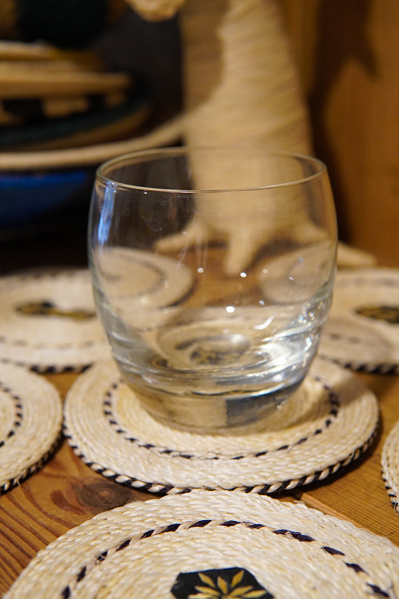 Sous-verre en raphia tressé naturel